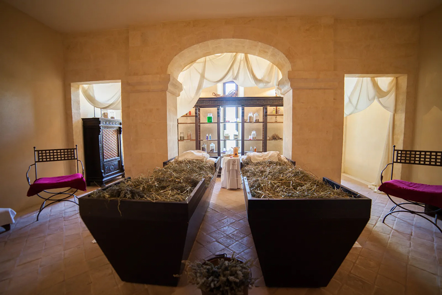 I tipici lettini di fieno del Monastero di San Biagio, in Umbria