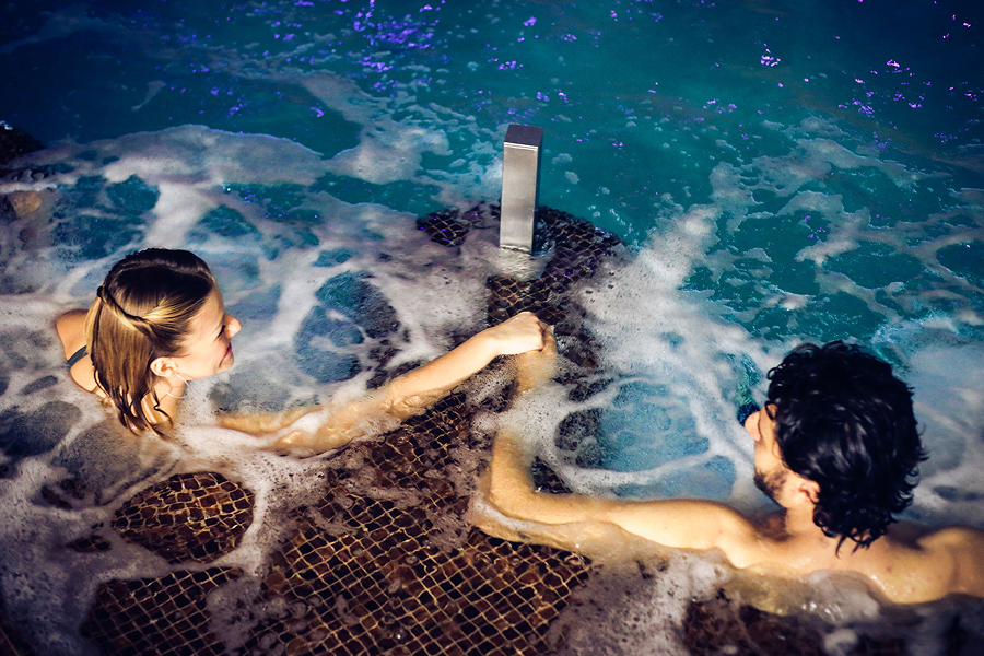 Relax di coppia nei lettini idromassaggio della piscina della Tangerine Spa