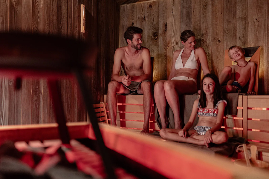 Famiglia si rilassa in sauna